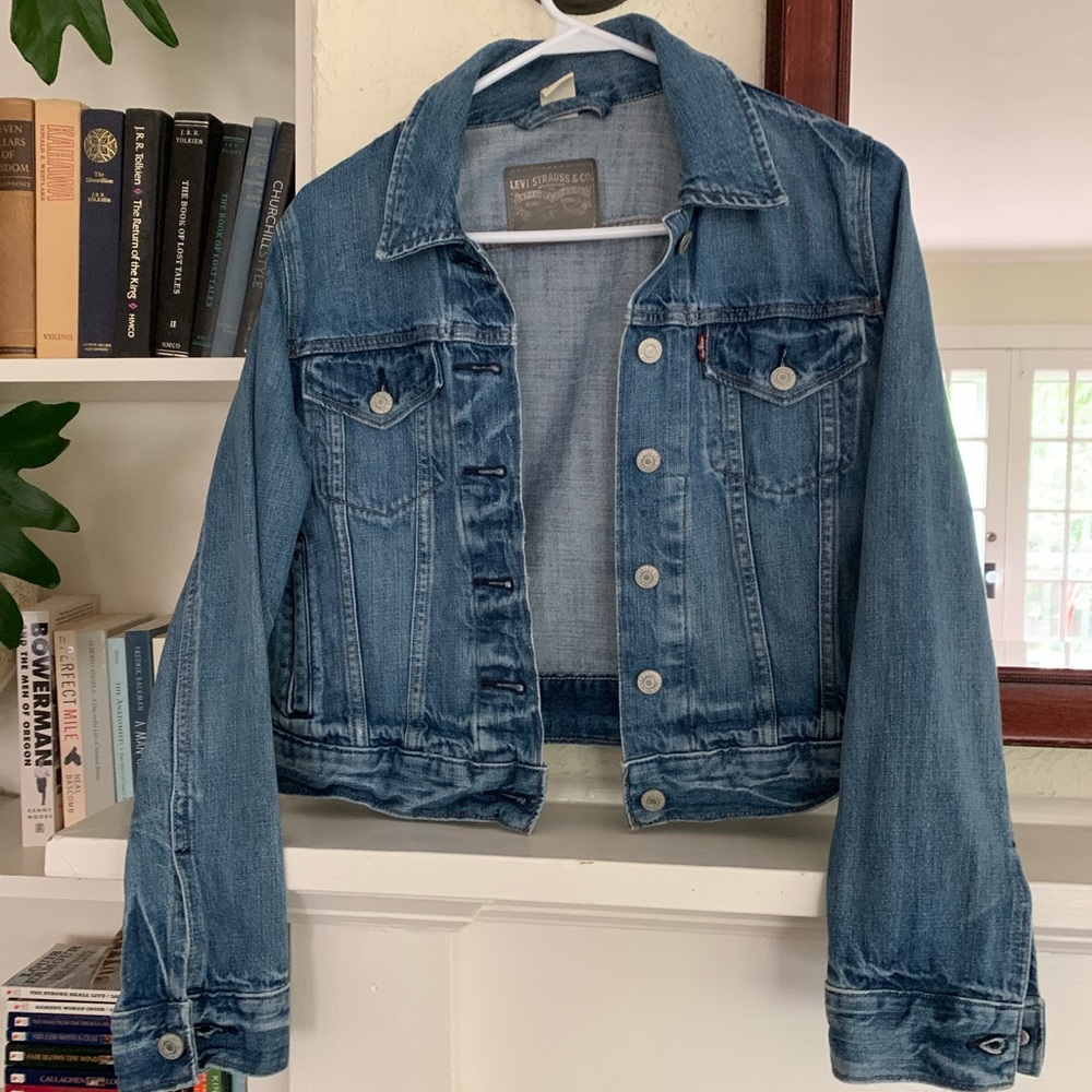 Levi’s cropped denim jacket